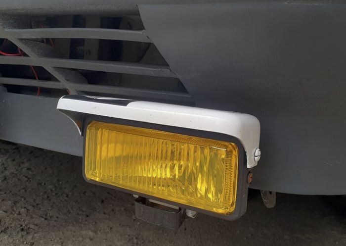 Foglamp berwarna kuning tambahan memperkuat kesan retro