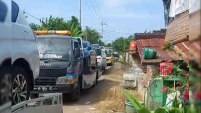 Capture video viral warga Desa Sumurgeneng, Kecamatan Jenu, Kabupaten Tuban, beli mobil ramai-ramai (Foto Istimewa)