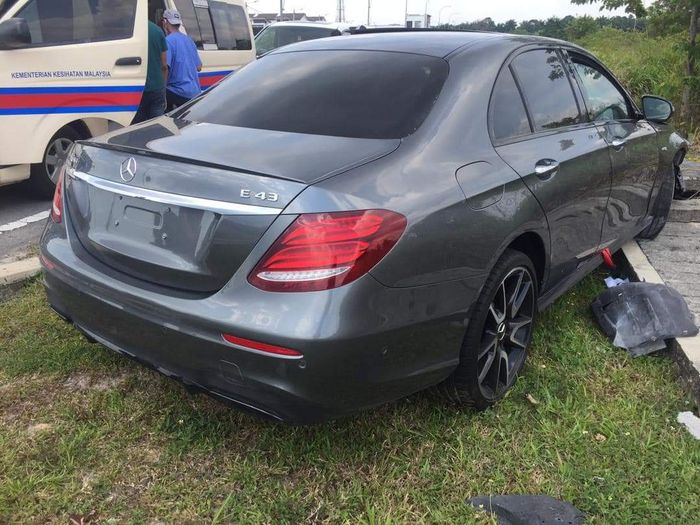 Kondisi unit test drive Mercedes-Benz E-Class AMG 43 yang mengalami kecelakaan di Malaysia.