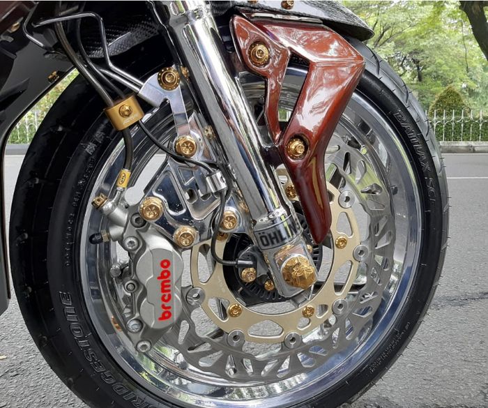 Sektor kaki-kaki full krom berkolaborasi pengereman hedon