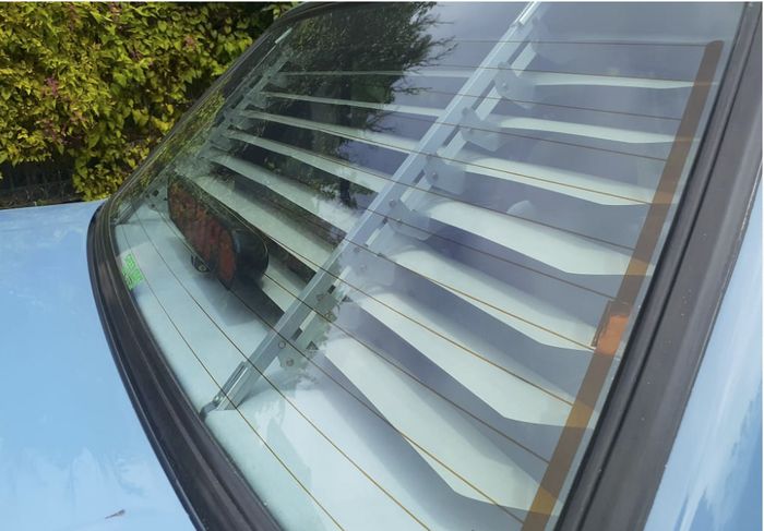 Interior ditambah aksesories krey kaca yang bisa dibuka tutup