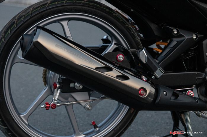 Di kaki belakang ada suspensi Ohlins