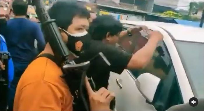 Anggota polisi bersenjata kepung Toyota Kijang Innova di Jl Kedoya Raya, Kebon Jeruk, Jakarta Barat