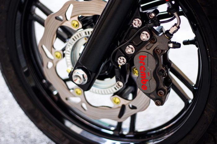 Pengereman mendapatkan kaliper Brembo empat piston