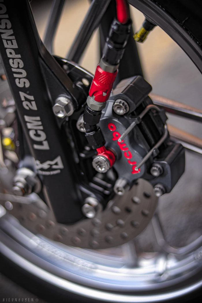 Rem depan diupgrade dengan kaliper Brembo