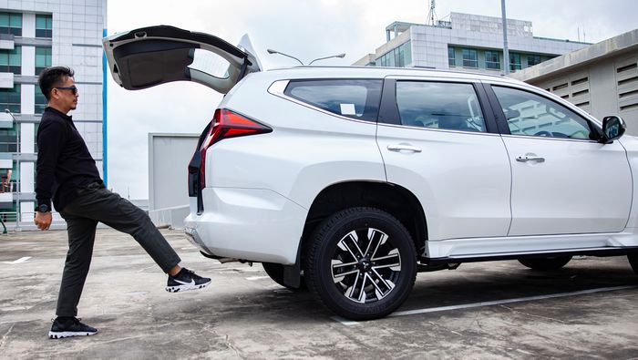 Pengoperasian power tailgate New Pajero Sport dengan kick sensor