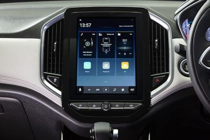 Hampir seluruh fitur terintegrasi dan bisa dioperasikan pada head unit .