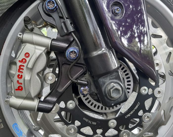 Pengereman mulai dari master rem dan kaliper rem full pakai Brembo dan sokbreker depan custom catridge kit