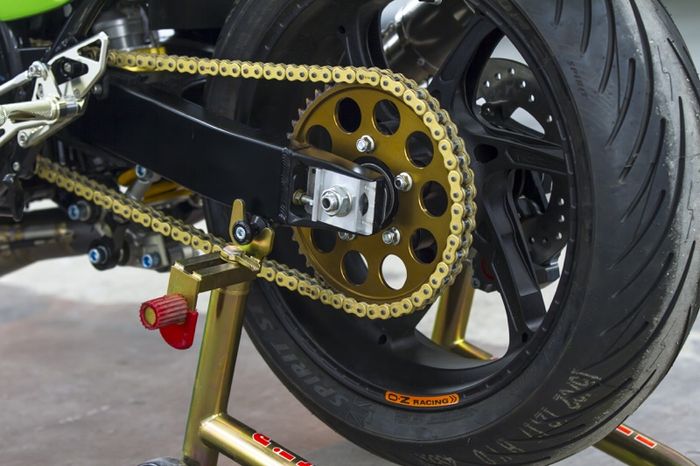 Swingarm Suzuki GSX-R600 menjadi kaki belakang Kawasaki GPZ1100 ini
