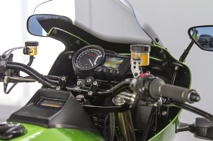 Tampilan area kokpit Kawasaki GPZ1100 yang lebih modern