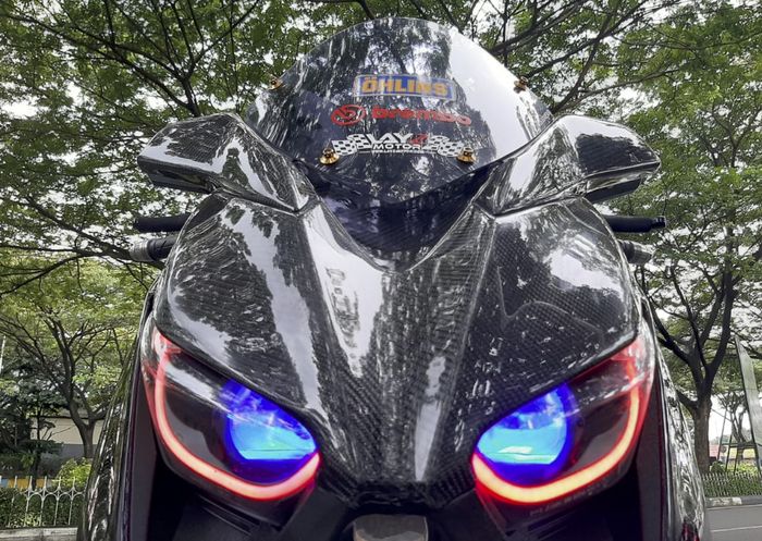 2 buah lampu proyektor Pajero Sport Dakar ditempel pada headlam XMAX ini