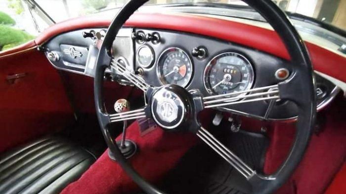 Kondisi interior Morris Garage MGA Series milik pelawak senior, Kadir Srimulat