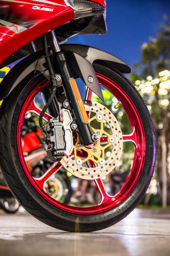 Kaki-kaki Yamaha MX King 150 ini makin keren