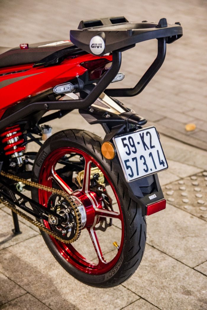 Ada tambahan bracket box Givi biar Yamaha MX King 150 ini makin enak buat turing