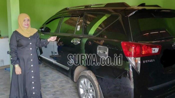 Siti Nurul Hidayati warga Sumurgeneng, Jenu, Tuban, Jawa Timur perlihatkan Toyota Kijang Innova yang baru dibelinya setelah terima Rp 18 miliar hasil jual tanah 2,7 hektare ke Pertamina