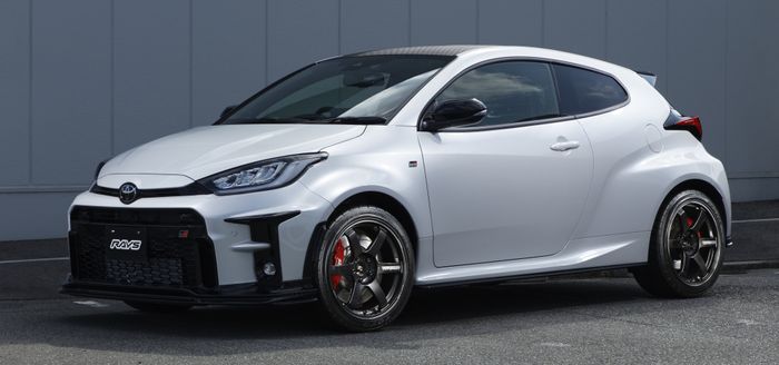Modifikasi Toyota GR Yaris pasang pelek Rays TE37 SAGA S-Plus