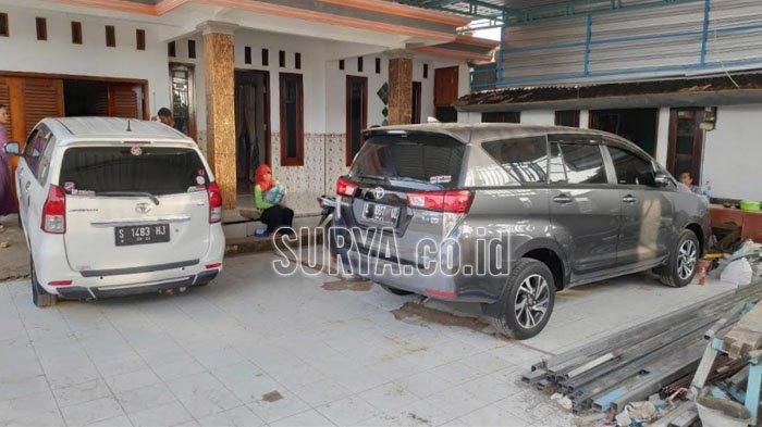 Toyota Avanza dan Kijang Innova lain milik warga Sumurgeneng, Jenu, Tuban, Jawa Timur yang jadi miliarder dadakan setelah jual tanah ke Pertamina