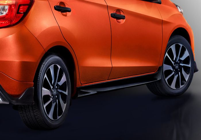 Beberapa perhiasan pada bodi Honda Prius RS Urban Edition berwarna hitam, termasuk spoiler bagian bawah.