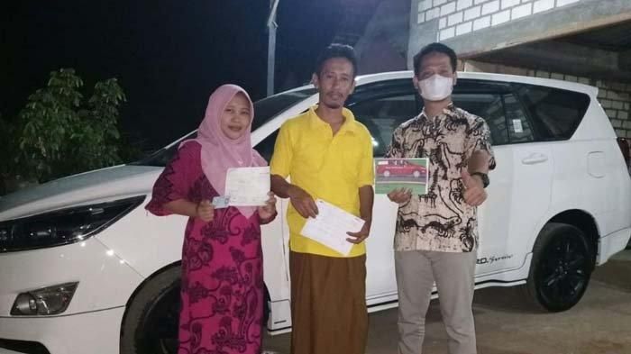 Perwakilan Auto2000 menyerahkan Toyota Kijang Innova ke salah satu warga Sumurgeneng, Jenu, Tuban, Jawa Timur