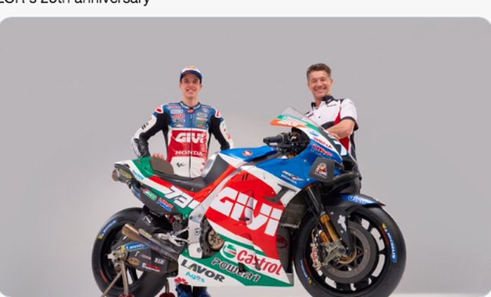 Alex Marquez (kiri) bersama manajer tim, Lucio Cecchinello (kanan), saat peluncuran livery LCR Honda Castrol untuk MotoGP 2021.