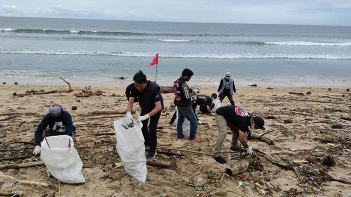 Bersih pantai Kuta, Bali oleh anggota XSR Brotherhood MC Indonesia