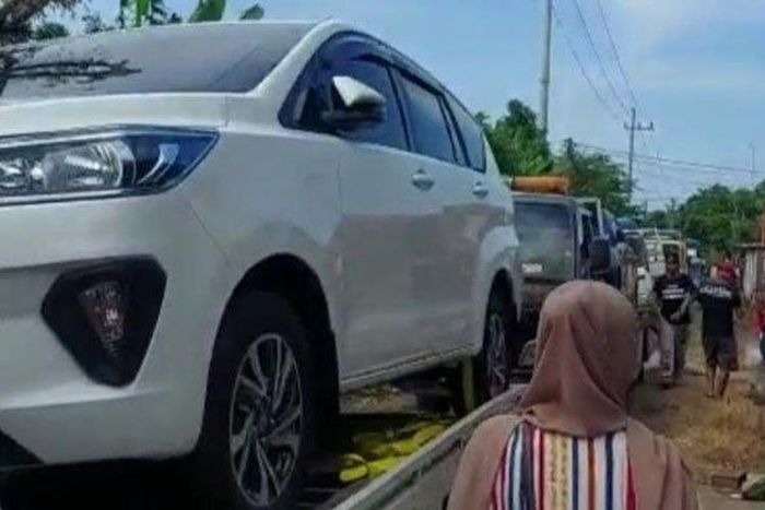 Warga Desa Sumurgeneng, Kecamatan Jenu, Kabupaten Tuban, beli mobil beramai-ramai. (Tribunnews/Istimewa) 