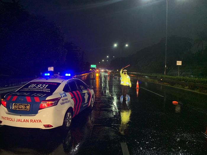 Tol Jakarta-Cikampek tergenang air akibat intensitas hujan yang tinggi