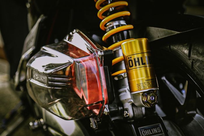 Shock belakangnya pakai Ohlins