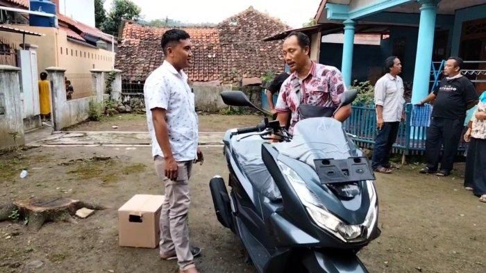 Warga Desa Kawungsari, Cibeureum, Kuningan, Jawa Barat membeli Honda PCX hasil ganti untuk proyek Waduk Kuningan