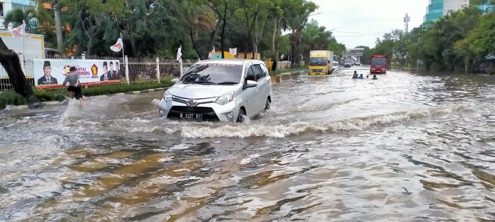 Toyota Calya terjang banjir yang diperkirakan setinggi 10 cm