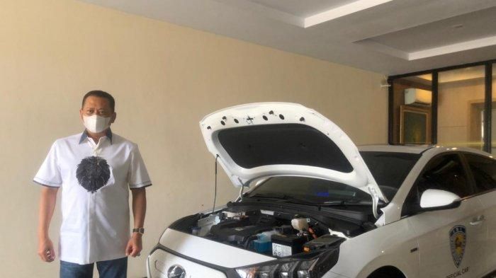 Bambang Soesatyo bersama mobil listrik Hyundai IONIQ official car IMI.