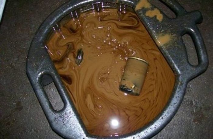 Ilustrasi oli mesin tercampur air ini bikin pelumasannya berkurang