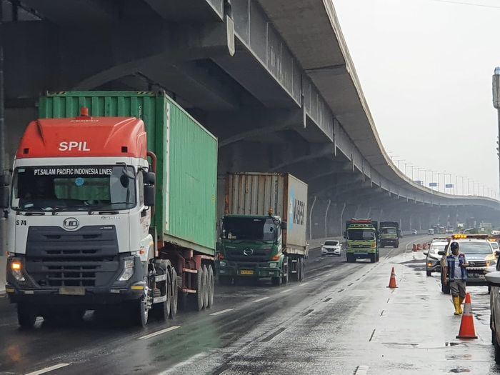 Ilustrasi truk Tol Jakarta-Merak km 19 Arah Jakarta 