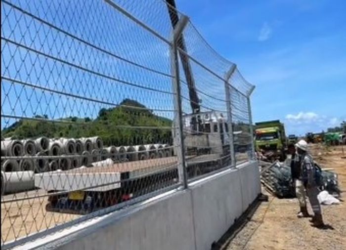 pemasangan concrete barrier di sirkuit Mandalika.