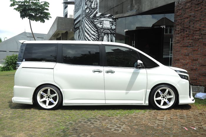 Toyota Voxy pakai pelek Volk Racing TE37