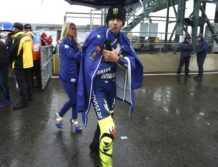Valentino Rossi saat balapan MotoGP di sirkuit Silverstone yang harus batal karena cuaca buruk.