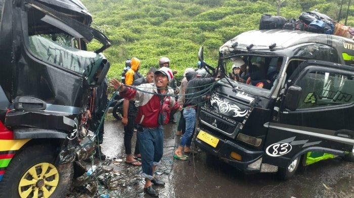 Proses evakuasi dua unit Mitsubishi FE 71 saling adu tebas di kebun teh Cisandaan, Pamulihan, Garut, Jawa Barat