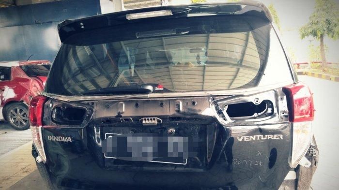 body belakang Toyota Innova yang ringsek.