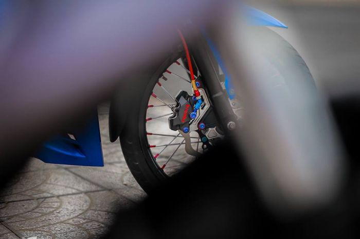 Kedua rodanya diganti dengan pelek Excel dan diberi pengereman Brembo