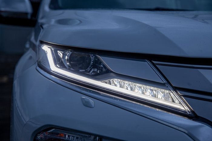 Headlamp dan DRL berteknologi LED pada Mitsubishi New Pajero Sport