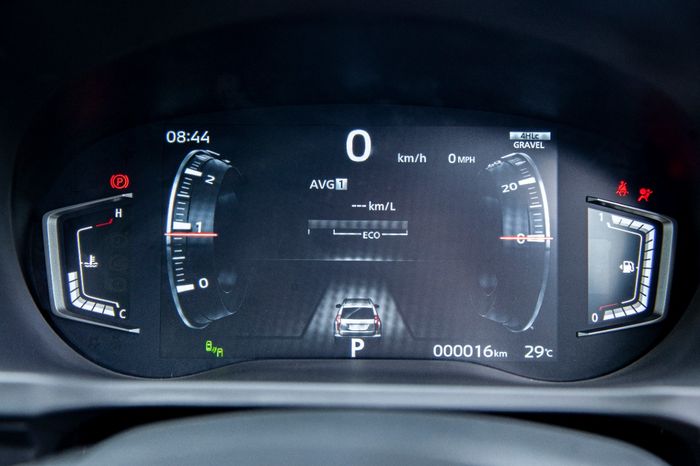 Panel kluster LCD pada Mitsubishi New Pajero Sport bikin nyaman dilihat 