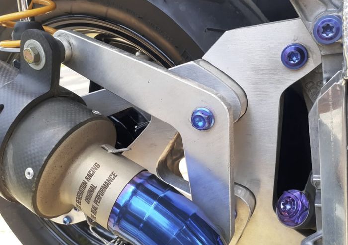 Swing arm custom berbahan alumunium bikinan FAT Motorsport