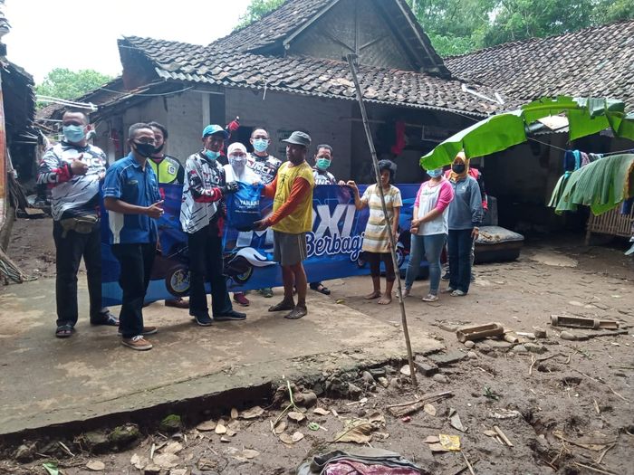 Pemberian bantuan untuk korban banjir di Nganjuk, Jawa Timur