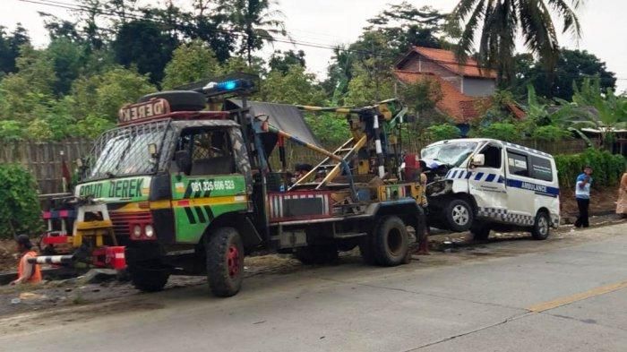 Gran Max ambulans yang terlibat kecelakaan diderek 