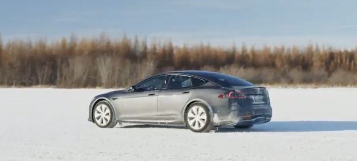 Tesla Model S Plaid tes jalan di trek salju