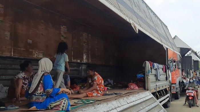 Sejumlah warga korban banjir Bekasi beristirahat di dalam wing box truk tronton