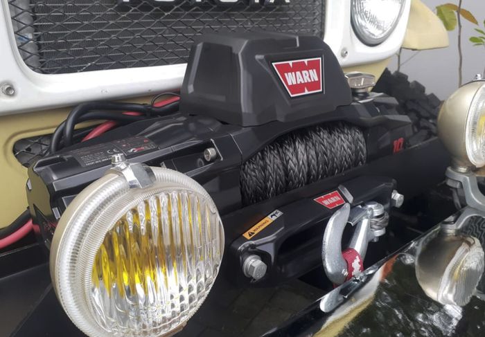 Terpasang Winch berkapasitas 4,5 ton yang siap mempermudah saat diajak off-road