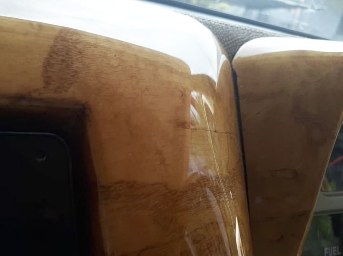 Wood panel Golden Madrona sama seperti yang digunakan Rolls Royce