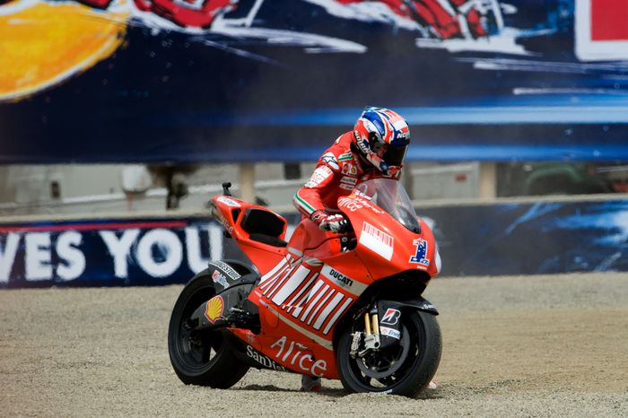 Casey Stoner terjatuh di tikungan terakhir  saat MotoGP Amerika Serikat tinggal beberapa lap