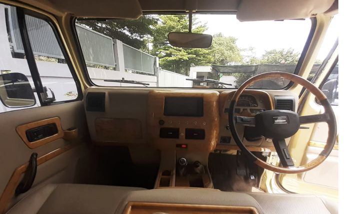Interior Toyota Hardtop super mewah bernuansa leather beige dengan wood panel setara Rolls Royce